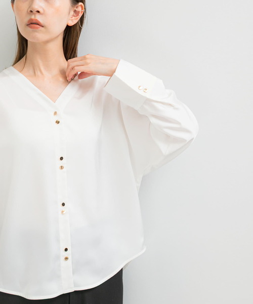 ボタンデザインサテンVネックブラウス（シャツ/ブラウス）｜URBAN