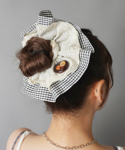 SPINNS（スピンズ）の「チェックボタンシュシュ/NEO森ガール（シュシュ・レディース・ブラウン/ブラック・ONESIZE）」の3枚目の写真