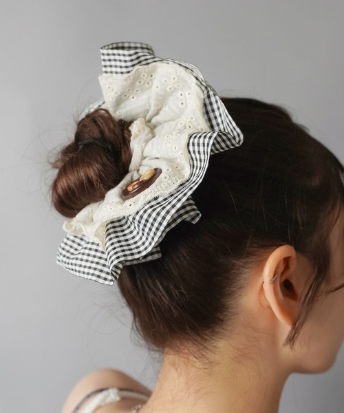 SPINNS（スピンズ）の「チェックボタンシュシュ/NEO森ガール（シュシュ・レディース・ブラウン/ブラック・ONESIZE）」の4枚目の写真