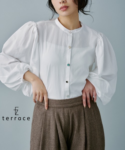 terrace(テラス)の「バリアスボタンボリュームスリーブブラウス(シャツ/ブラウス・レディース・オフホワイト/ブラック/ライム/チャコール・MEDIUM)」の2枚目の写真
