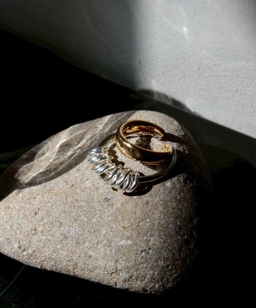 Soierie（ソワリー）の「【ZOZOTOWN 別注】インフィニティ コイル カフ リング / Infinity coil cuff ring（イヤーカフ・レディース・シルバー×ゴールド・FREE）」の3枚目の写真