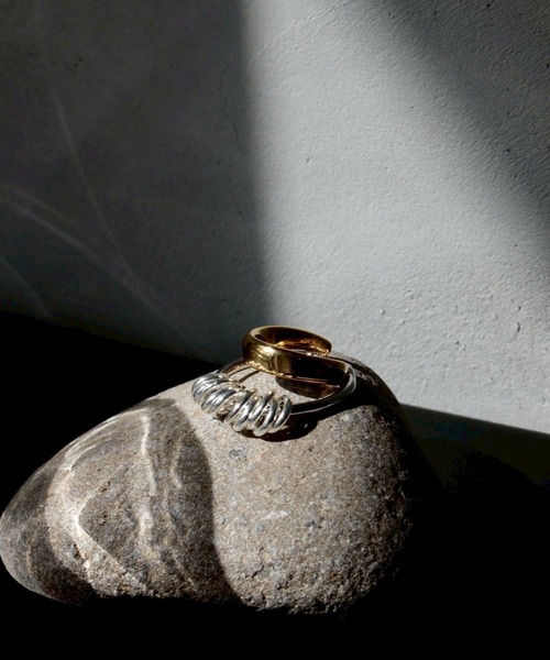 Soierie（ソワリー）の「【ZOZOTOWN 別注】インフィニティ コイル カフ リング / Infinity coil cuff ring（イヤーカフ・レディース・シルバー×ゴールド・FREE）」の5枚目の写真