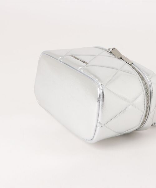 CHARLES & KEITH(チャールズ & キース)の「Arwen アルウェン キルトトップハンドルバニティバッグ(ショルダーバッグ・レディース・バーガンディー/シルバー・S)」の15枚目の写真