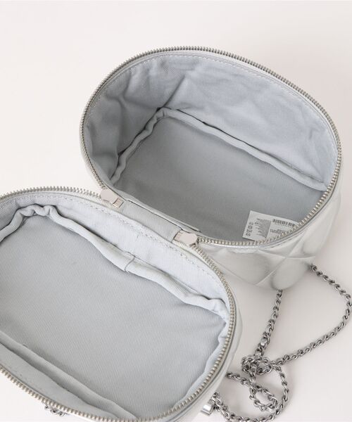 CHARLES & KEITH(チャールズ & キース)の「Arwen アルウェン キルトトップハンドルバニティバッグ(ショルダーバッグ・レディース・バーガンディー/シルバー・S)」の5枚目の写真