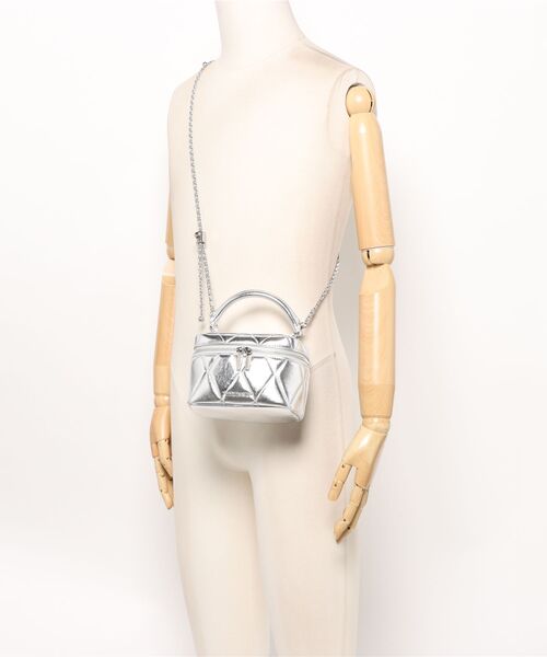 CHARLES & KEITH(チャールズ & キース)の「Arwen アルウェン キルトトップハンドルバニティバッグ(ショルダーバッグ・レディース・バーガンディー/シルバー・S)」の4枚目の写真