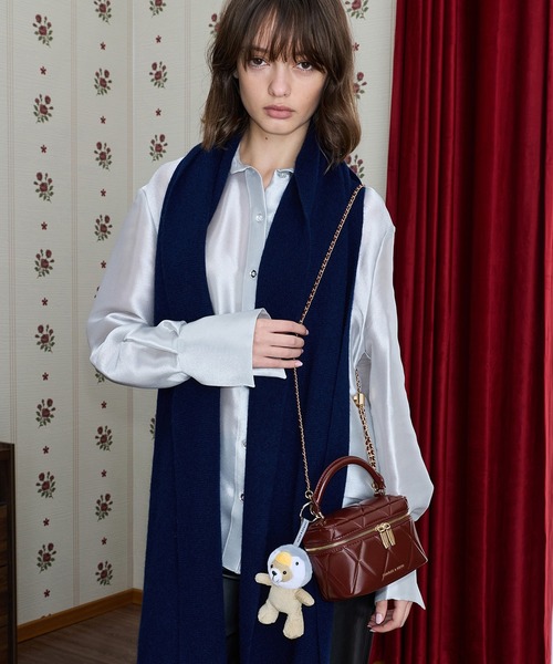 CHARLES & KEITH(チャールズ & キース)の「Arwen アルウェン キルトトップハンドルバニティバッグ(ショルダーバッグ・レディース・バーガンディー/シルバー・S)」の1枚目の写真