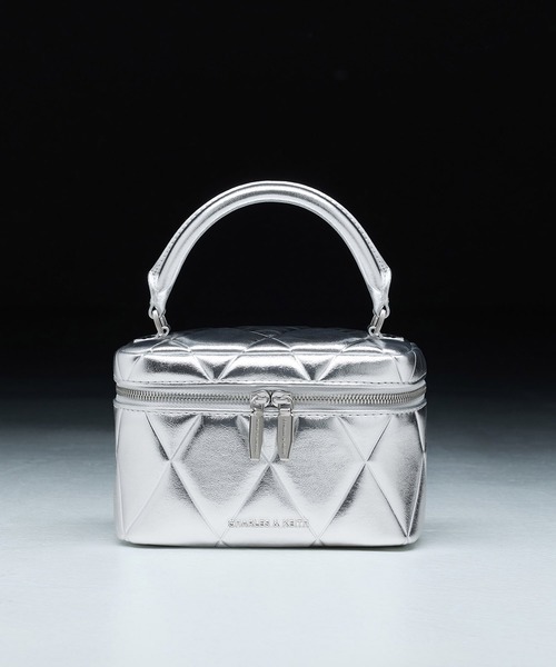 CHARLES & KEITH(チャールズ & キース)の「Arwen アルウェン キルトトップハンドルバニティバッグ(ショルダーバッグ・レディース・バーガンディー/シルバー・S)」の2枚目の写真