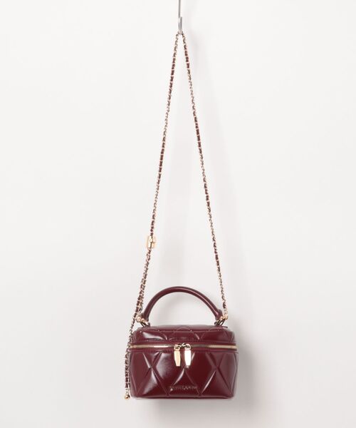 CHARLES & KEITH(チャールズ & キース)の「Arwen アルウェン キルトトップハンドルバニティバッグ(ショルダーバッグ・レディース・バーガンディー/シルバー・S)」の3枚目の写真
