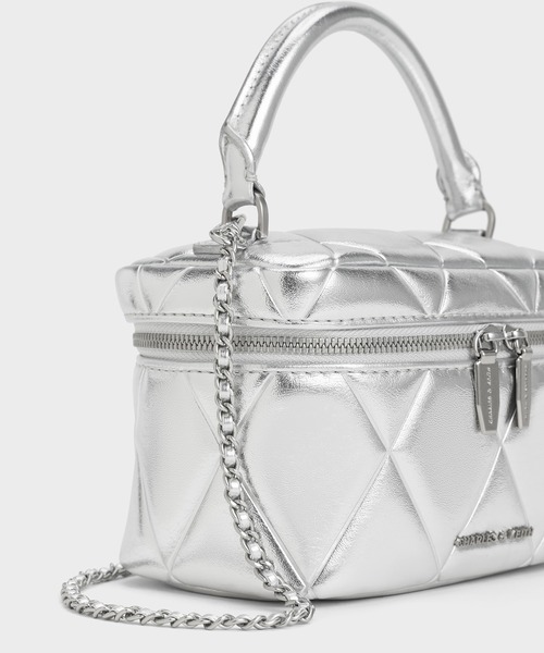 CHARLES & KEITH(チャールズ & キース)の「Arwen アルウェン キルトトップハンドルバニティバッグ(ショルダーバッグ・レディース・バーガンディー/シルバー・S)」の13枚目の写真