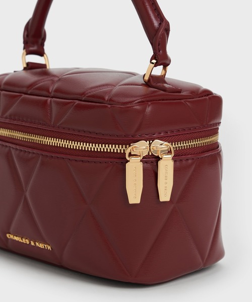 CHARLES & KEITH(チャールズ & キース)の「Arwen アルウェン キルトトップハンドルバニティバッグ(ショルダーバッグ・レディース・バーガンディー/シルバー・S)」の9枚目の写真