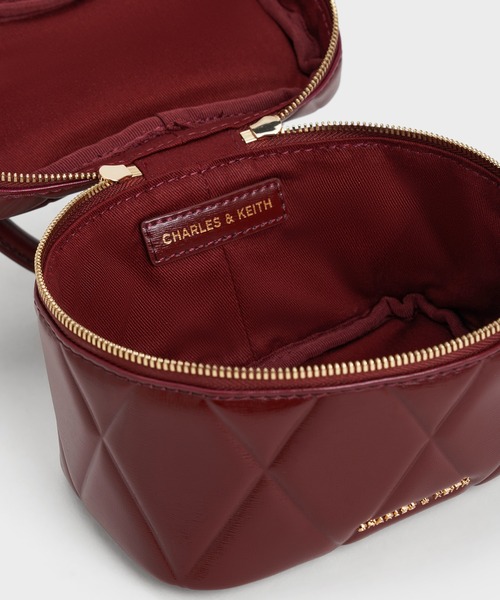CHARLES & KEITH(チャールズ & キース)の「Arwen アルウェン キルトトップハンドルバニティバッグ(ショルダーバッグ・レディース・バーガンディー/シルバー・S)」の10枚目の写真