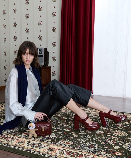 CHARLES & KEITH(チャールズ & キース)の「Arwen アルウェン キルトトップハンドルバニティバッグ(ショルダーバッグ・レディース・バーガンディー/シルバー・S)」の18枚目の写真