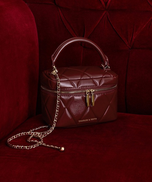 CHARLES & KEITH(チャールズ & キース)の「Arwen アルウェン キルトトップハンドルバニティバッグ(ショルダーバッグ・レディース・バーガンディー/シルバー・S)」の21枚目の写真