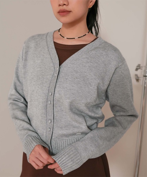 みーたん　Cニット　グレー miette（ミエット）の「くるみボタンVネックニットカーディガン