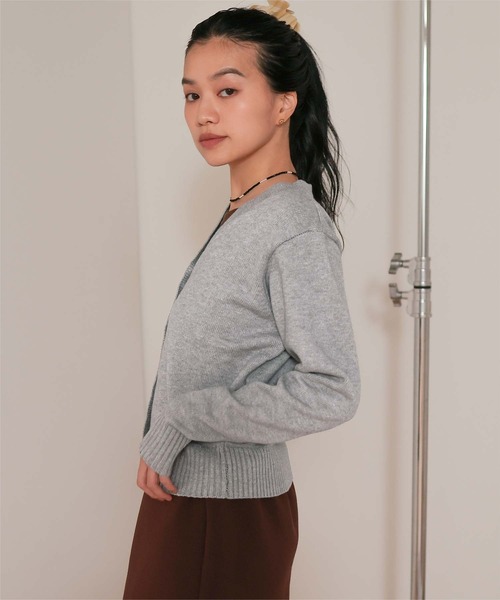 miette（ミエット）の「くるみボタンVネックニットカーディガン