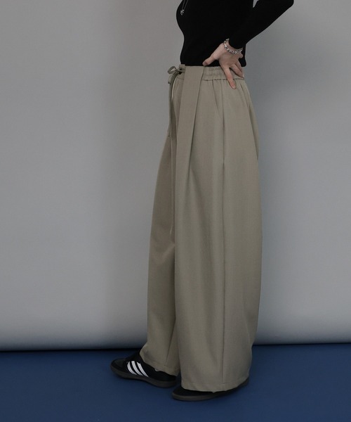 J by blue(ジェイバイブルー)の「ハイウエストタックワイドパンツ(スラックス・レディース・チャコールグレー/ブラック/グレイッシュベージュ・MEDIUM)」の6枚目の写真