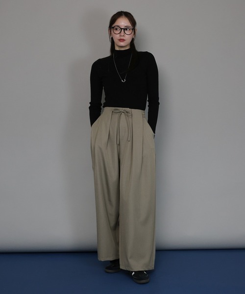J by blue(ジェイバイブルー)の「ハイウエストタックワイドパンツ(スラックス・レディース・チャコールグレー/ブラック/グレイッシュベージュ・MEDIUM)」の7枚目の写真