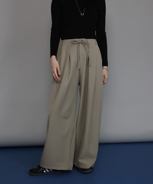 J by blue(ジェイバイブルー)の「ハイウエストタックワイドパンツ(スラックス・レディース・チャコールグレー/ブラック/グレイッシュベージュ・MEDIUM)」の5枚目の写真