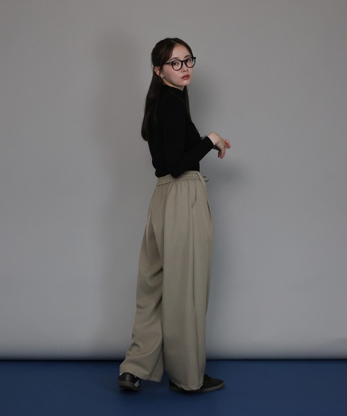 J by blue(ジェイバイブルー)の「ハイウエストタックワイドパンツ(スラックス・レディース・チャコールグレー/ブラック/グレイッシュベージュ・MEDIUM)」の8枚目の写真