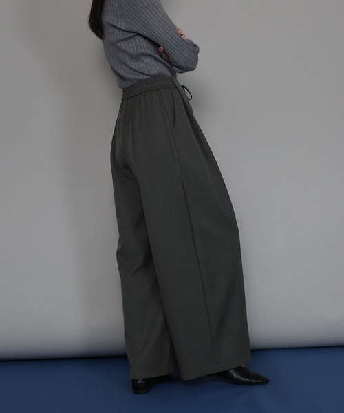 J by blue(ジェイバイブルー)の「ハイウエストタックワイドパンツ(スラックス・レディース・チャコールグレー/ブラック/グレイッシュベージュ・MEDIUM)」の11枚目の写真