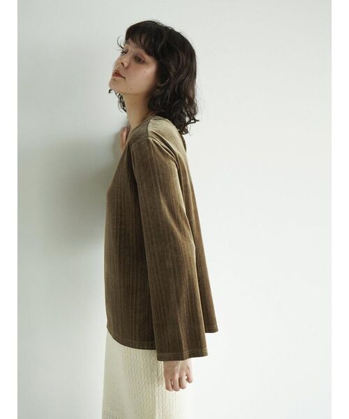 FIKA.(フィーカ)の「Lame velour back cut top(Tシャツ/カットソー・レディース・チャコール/ベージュ/モカ・MEDIUM)」の7枚目の写真