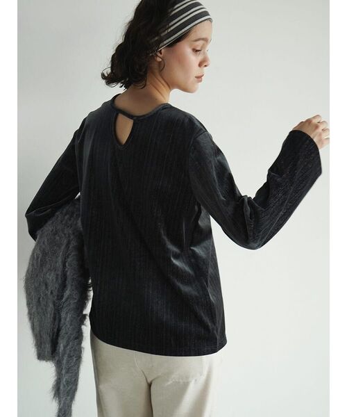 FIKA.(フィーカ)の「Lame velour back cut top(Tシャツ/カットソー・レディース・チャコール/ベージュ/モカ・MEDIUM)」の17枚目の写真