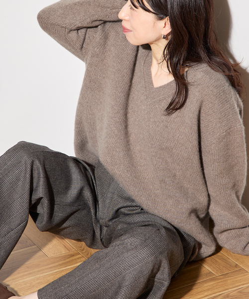 journal standard L'essage（ジャーナルスタンダードレサージュ）の「【R2W/アールツーダブリュー】CECILY CASH LOOSE V NECK KN：ニット（ニット/セーター・レディース・ブラック/ブラウン・1）」の2枚目の写真