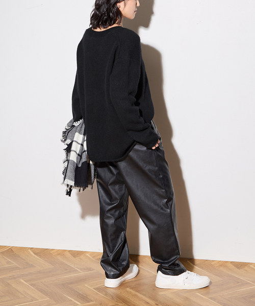 journal standard L'essage（ジャーナルスタンダードレサージュ）の「【R2W/アールツーダブリュー】CECILY CASH LOOSE V NECK KN：ニット（ニット/セーター・レディース・ブラック/ブラウン・1）」の4枚目の写真