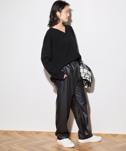 journal standard L'essage（ジャーナルスタンダードレサージュ）の「【R2W/アールツーダブリュー】CECILY CASH LOOSE V NECK KN：ニット（ニット/セーター・レディース・ブラック/ブラウン・1）」の5枚目の写真