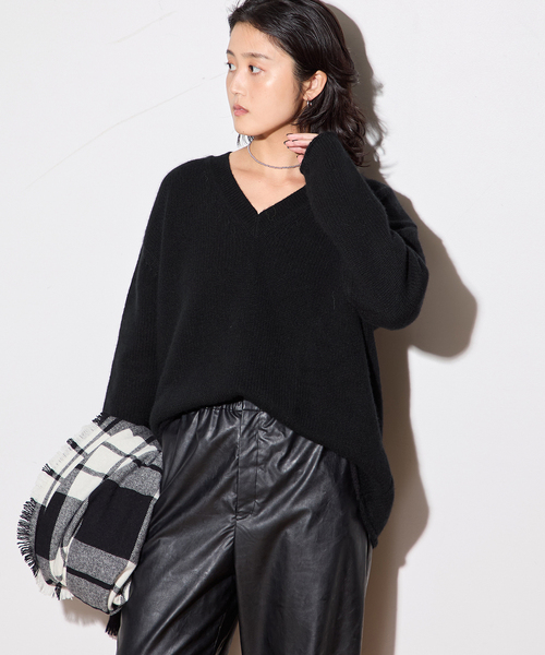 journal standard L'essage（ジャーナルスタンダードレサージュ）の「【R2W/アールツーダブリュー】CECILY CASH LOOSE V NECK KN：ニット（ニット/セーター・レディース・ブラック/ブラウン・1）」の6枚目の写真