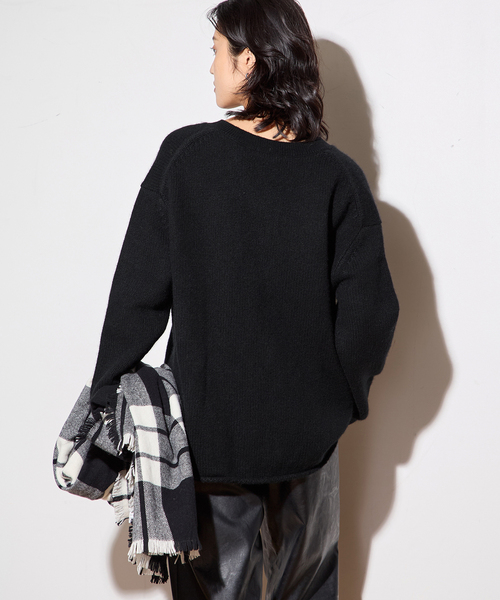 journal standard L'essage（ジャーナルスタンダードレサージュ）の「【R2W/アールツーダブリュー】CECILY CASH LOOSE V NECK KN：ニット（ニット/セーター・レディース・ブラック/ブラウン・1）」の7枚目の写真
