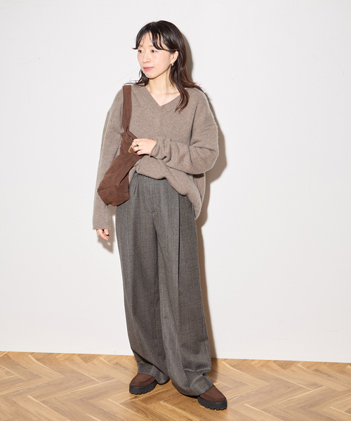 journal standard L'essage（ジャーナルスタンダードレサージュ）の「【R2W/アールツーダブリュー】CECILY CASH LOOSE V NECK KN：ニット（ニット/セーター・レディース・ブラック/ブラウン・1）」の9枚目の写真