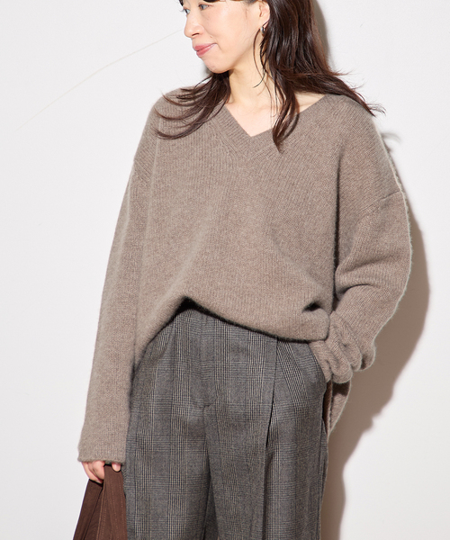 journal standard L'essage（ジャーナルスタンダードレサージュ）の「【R2W/アールツーダブリュー】CECILY CASH LOOSE V NECK KN：ニット（ニット/セーター・レディース・ブラック/ブラウン・1）」の12枚目の写真