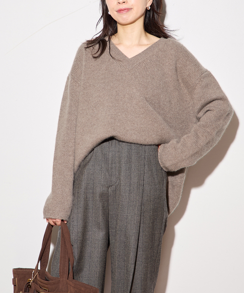 journal standard L'essage（ジャーナルスタンダードレサージュ）の「【R2W/アールツーダブリュー】CECILY CASH LOOSE V NECK KN：ニット（ニット/セーター・レディース・ブラック/ブラウン・1）」の14枚目の写真
