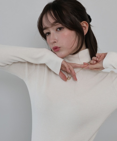 BLUEEAST(ブルーイースト)の「ウール混タートルネックニット(ニット/セーター・レディース・ピンク/レッド/ブラック/アイボリー・MEDIUM)」の2枚目の写真