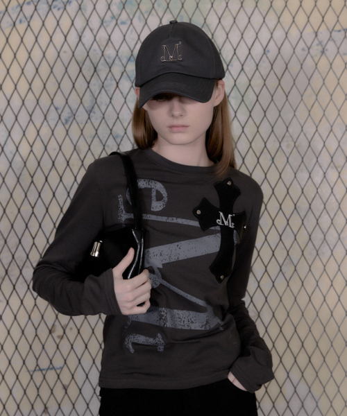 MUCENT(ムセント)の「ディントクラックロゴクロスレザーパッチ長袖Tシャツ(Tシャツ/カットソー・レディース・チャコールグレー・FREE)」の1枚目の写真