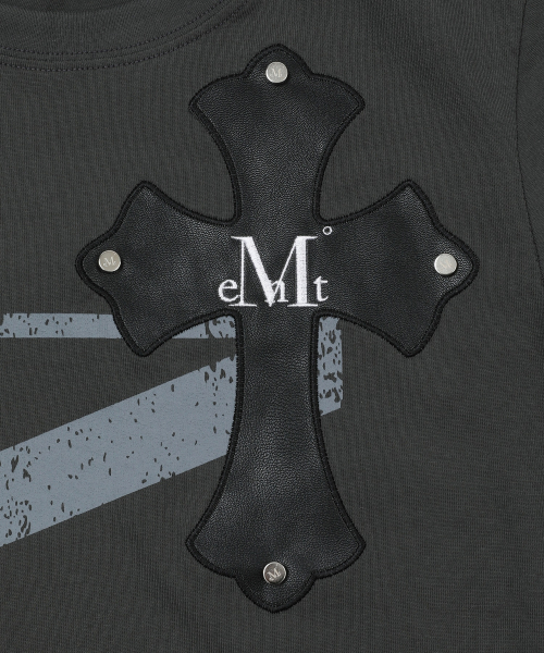 MUCENT(ムセント)の「ディントクラックロゴクロスレザーパッチ長袖Tシャツ(Tシャツ/カットソー・レディース・チャコールグレー・FREE)」の4枚目の写真