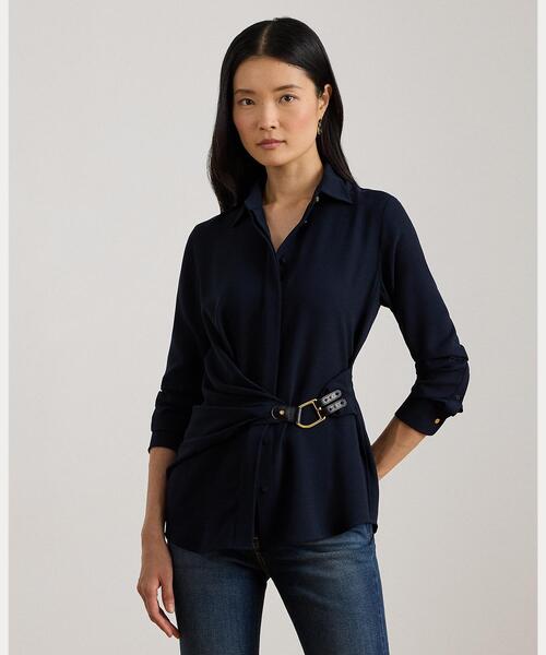LAUREN RALPH LAUREN(ローレン ラルフ ローレン)の「バックルトリム ジョーゼット ブラウス(シャツ/ブラウス・レディース・ネイビー系1・4/2/0)」の1枚目の写真