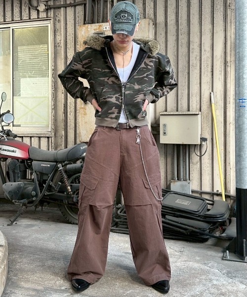 Chikashitsu +（チカシツプラス）の「【Chikashitsu +】rib cotton curve cargo pants / 【チカシツプラス】リブコットンカーブカーゴパンツ（カーゴパンツ・メンズ・ブラック/カーキ/ブラウン・M）」の2枚目の写真