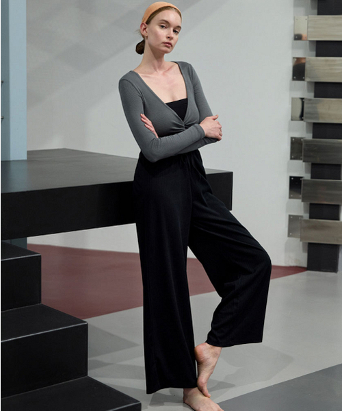 DEVIWEAR(デヴィウェア)の「ノア バンディング ワイドパンツ DEVI-B0087-ブラック(スウェットパンツ・レディース・ブラック・SMALL/MEDIUM)」の1枚目の写真