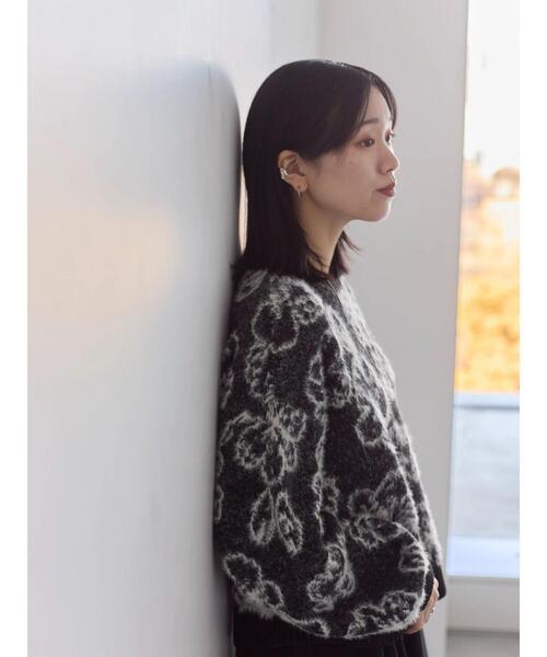 Samansa Mos2 blue（サマンサモスモスブルー）の「花柄シャギーニットプルオーバー（ニット/セーター・レディース・ブラック/オフホワイト/グレー・F）」の2枚目の写真