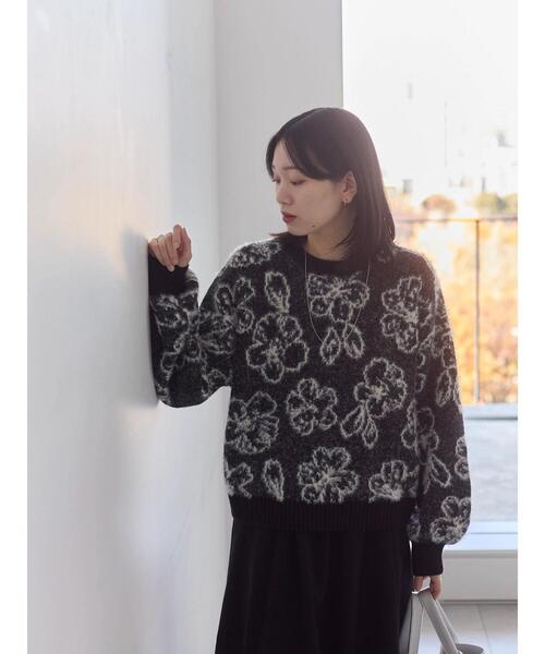 Samansa Mos2 blue（サマンサモスモスブルー）の「花柄シャギーニットプルオーバー（ニット/セーター・レディース・ブラック/オフホワイト/グレー・F）」の5枚目の写真