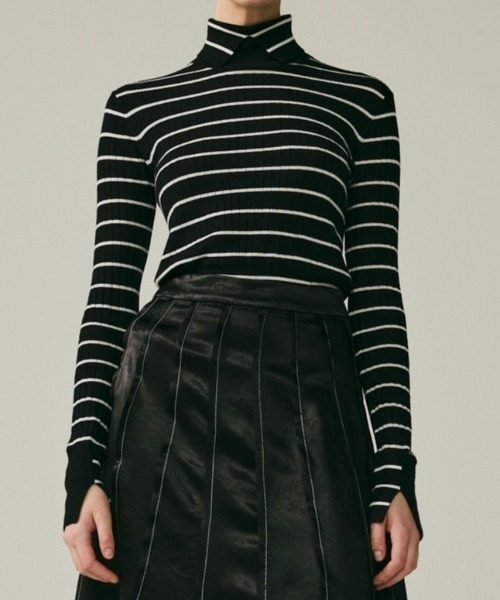 CINOH(チノ)の「BORDER TURTLE NECK TIGHT KNIT(ニット/セーター・レディース・ブラック・36/38)」の8枚目の写真