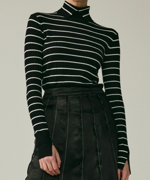 CINOH(チノ)の「BORDER TURTLE NECK TIGHT KNIT(ニット/セーター・レディース・ブラック・36/38)」の5枚目の写真