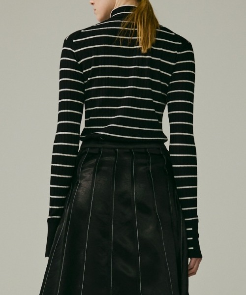 CINOH(チノ)の「BORDER TURTLE NECK TIGHT KNIT(ニット/セーター・レディース・ブラック・36/38)」の11枚目の写真