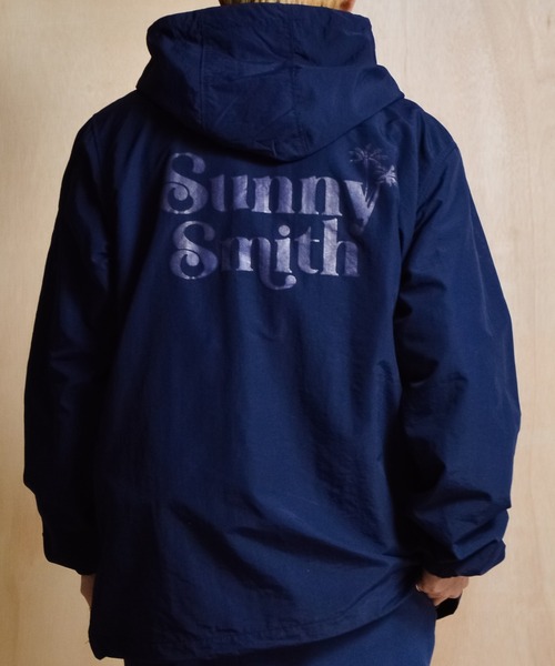 Sunny Smith(サニースミス)の「【Sunny Smith】【ポケッタブル】 コットンライクナイロン ヤシの木ロゴ刺繍 アノラックパーカ(その他アウター・メンズ・ネイビー/ブラック・MEDIUM/LARGE)」の2枚目の写真