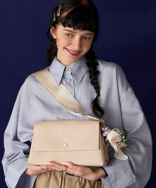 BONLECILL Marche(ボンルシールマルシェ)の「【BONLECILL Marche】2wayフラップショルダーバッグ/ボディバッグ(ショルダーバッグ・レディース・アイボリー/ブラック/キャメル/グレー・FREE)」の5枚目の写真