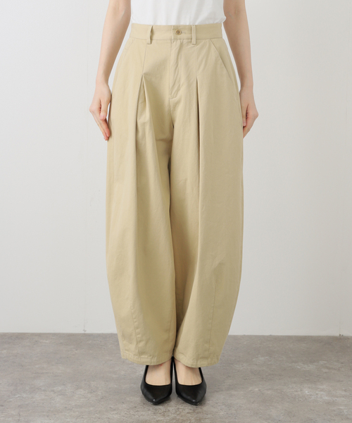 SLOBE IENA（スローブイエナ）の「パウダリーチノタックカーブトラウザー（チノパンツ・レディース・ベージュ/ホワイト・38/36）」の2枚目の写真