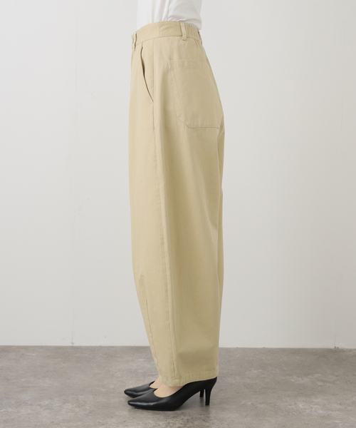 SLOBE IENA（スローブイエナ）の「パウダリーチノタックカーブトラウザー（チノパンツ・レディース・ベージュ/ホワイト・38/36）」の3枚目の写真