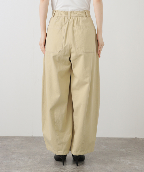 SLOBE IENA（スローブイエナ）の「パウダリーチノタックカーブトラウザー（チノパンツ・レディース・ベージュ/ホワイト・38/36）」の4枚目の写真